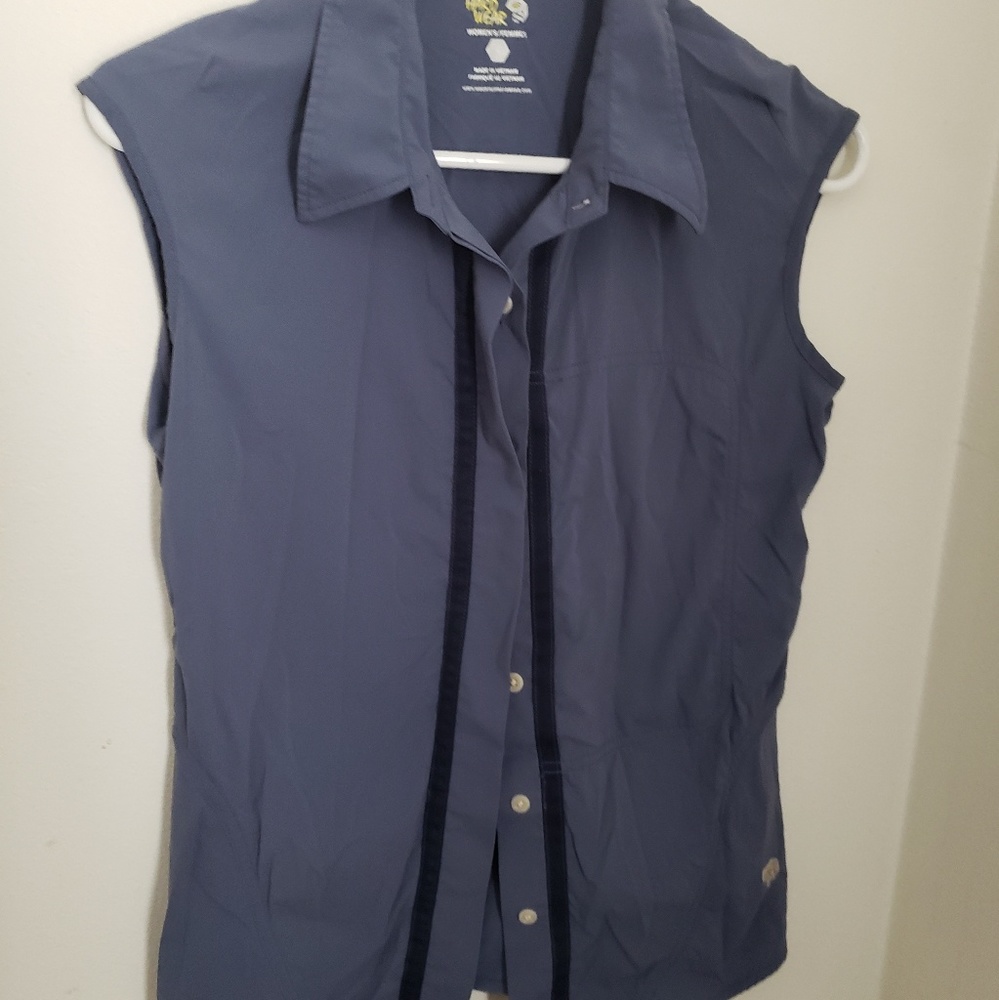 Mountain Hardwear Sleeveless Button-Down Top in Navy